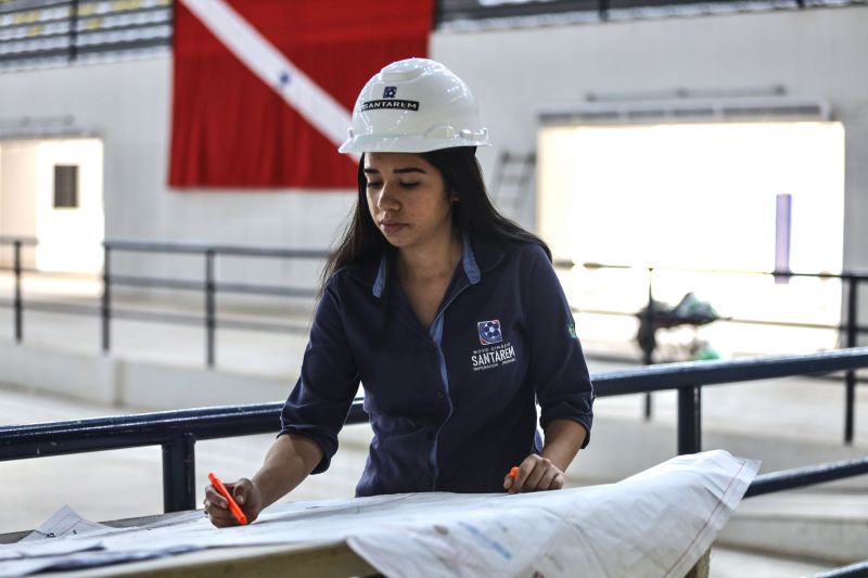 Grazieli Tavares engenheiro civil responsável pela obra de ampliação do ginásio poliesportivo de Stm <div class='credito_fotos'>Foto: Marco Santos / Ag. Pará   |   <a href='/midias/2022/originais/14538_2182070b-a54f-5ef9-3539-22d6c3e18377.jpg' download><i class='fa-solid fa-download'></i> Download</a></div>