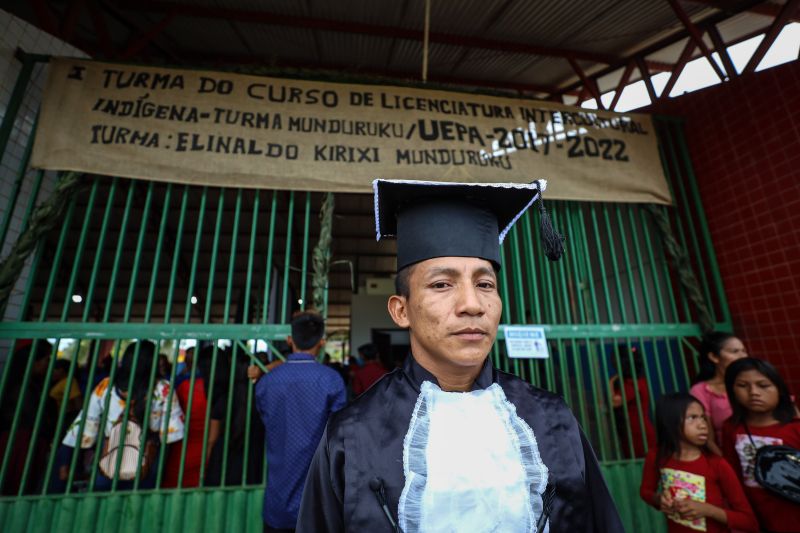 Marcelo Saw Munduruku - concluinte em Licenciatura Intercultural Indígena pela UEPA (Aldeia Barro Branco I) <div class='credito_fotos'>Foto: Rodrigo Pinheiro / Ag.Pará   |   <a href='/midias/2022/originais/14557_321558c3-f107-7035-d4e2-7c33d55a7e6f.jpg' download><i class='fa-solid fa-download'></i> Download</a></div>