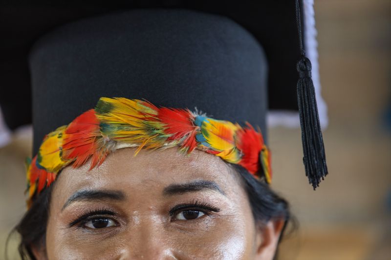 Roseane Kabá Munduruku - concluinte em Licenciatura Intercultural Indígena pela UEPA (Aldeia Kabá Biorebu)  <div class='credito_fotos'>Foto: Rodrigo Pinheiro / Ag.Pará   |   <a href='/midias/2022/originais/14557_95abbd6f-6b0e-0ee7-0ee2-06866f50218f.jpg' download><i class='fa-solid fa-download'></i> Download</a></div>