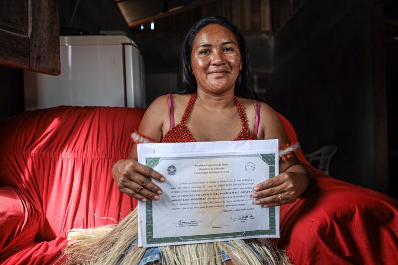 ROSEANE KABA MUNDURUKU LICENCIATURA INTERCULTURAL INDÍGENAS JACAREACANGA - Rodrigo Pinheiro AgPará <div class='credito_fotos'>Foto: Rodrigo Pinheiro / Ag.Pará   |   <a href='/midias/2022/originais/14559_19b4948a-487b-a55f-56b8-1a0a2ab46fbc.jpg' download><i class='fa-solid fa-download'></i> Download</a></div>