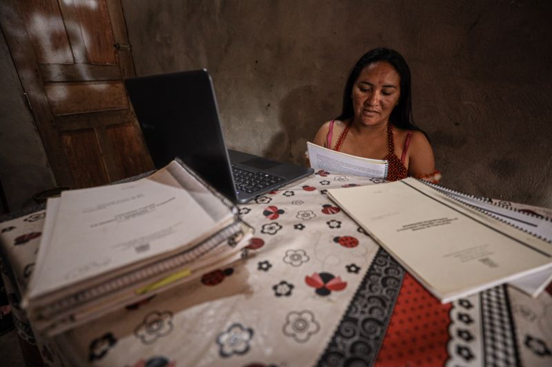 ROSEANE KABA MUNDURUKU LICENCIATURA INTERCULTURAL INDÍGENAS JACAREACANGA - Rodrigo Pinheiro AgPará <div class='credito_fotos'>Foto: Rodrigo Pinheiro / Ag.Pará   |   <a href='/midias/2022/originais/14559_c0367338-77a3-3451-fc06-bd76ba10e068.jpg' download><i class='fa-solid fa-download'></i> Download</a></div>