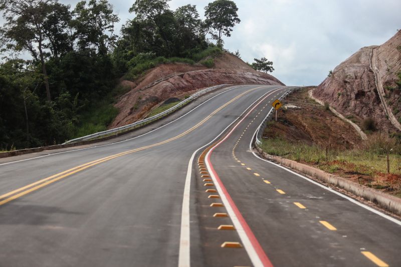 Imagens da Avenida Elis Ribeiro Pinto (novo nome da Avenida Moaçara), em Santarém - Rodrigo Pinheiro AgPará
 <div class='credito_fotos'>Foto: Rodrigo Pinheiro / Ag.Pará   |   <a href='/midias/2022/originais/14756_3353e81d-0ccf-5beb-61ac-d39f48e9241e.jpg' download><i class='fa-solid fa-download'></i> Download</a></div>