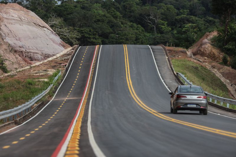 Imagens da Avenida Elis Ribeiro Pinto (novo nome da Avenida Moaçara), em Santarém - Rodrigo Pinheiro AgPará
 <div class='credito_fotos'>Foto: Rodrigo Pinheiro / Ag.Pará   |   <a href='/midias/2022/originais/14756_8211dcb7-e814-b591-f65c-b31f9e937939.jpg' download><i class='fa-solid fa-download'></i> Download</a></div>