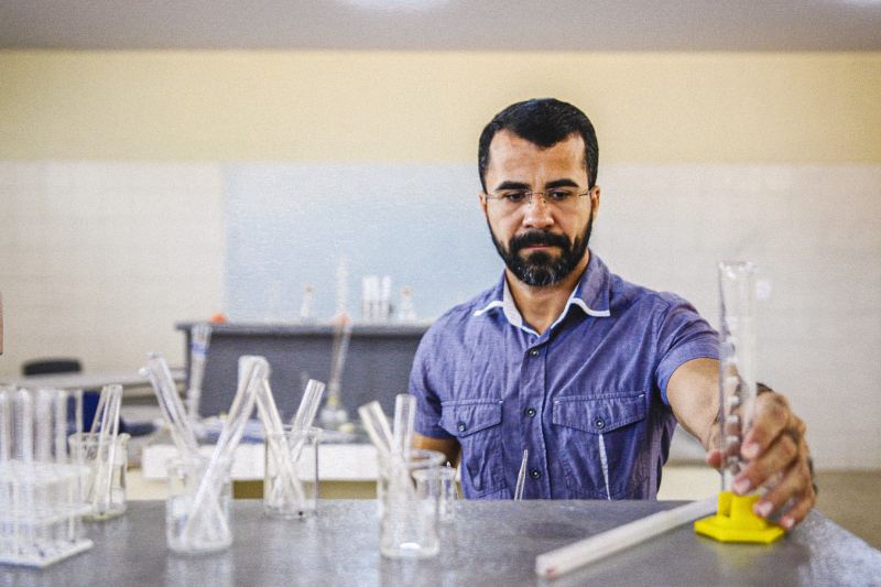  Rafael da Silva Pereira - Professor de Química e Ex-aluno da escola <div class='credito_fotos'>Foto: Thalmus Gama / Ag. Pará   |   <a href='/midias/2022/originais/14760_c0f477cd-890c-960c-c2a6-e6d58201bdaf.jpg' download><i class='fa-solid fa-download'></i> Download</a></div>