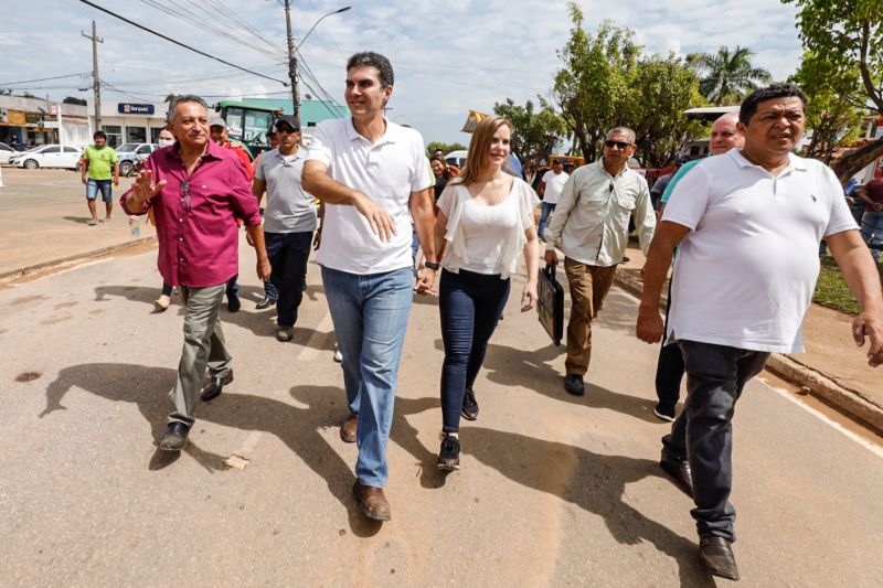 Governador assinatura de convênio de serviço da Escola do Distrito do Taboca
Assinatura de convênio da Reconstrução da Praça e da Quadra do Triângulo
Entrega de Pá Carregadeira e Caminhão Basculante FT Alex Ribeiro Ag Pará <div class='credito_fotos'>Foto: Alex Ribeiro / Ag. Pará   |   <a href='/midias/2022/originais/14761_0c26e5a0-5abb-ef7a-7f55-a4b666b22eae.jpg' download><i class='fa-solid fa-download'></i> Download</a></div>