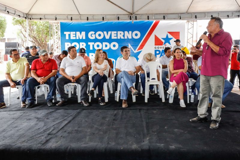 Governador assinatura de convênio de serviço da Escola do Distrito do Taboca
Assinatura de convênio da Reconstrução da Praça e da Quadra do Triângulo
Entrega de Pá Carregadeira e Caminhão Basculante FT Alex Ribeiro Ag Pará <div class='credito_fotos'>Foto: Alex Ribeiro / Ag. Pará   |   <a href='/midias/2022/originais/14761_0e95b93f-dc7d-efeb-1441-eb6e06a593e6.jpg' download><i class='fa-solid fa-download'></i> Download</a></div>