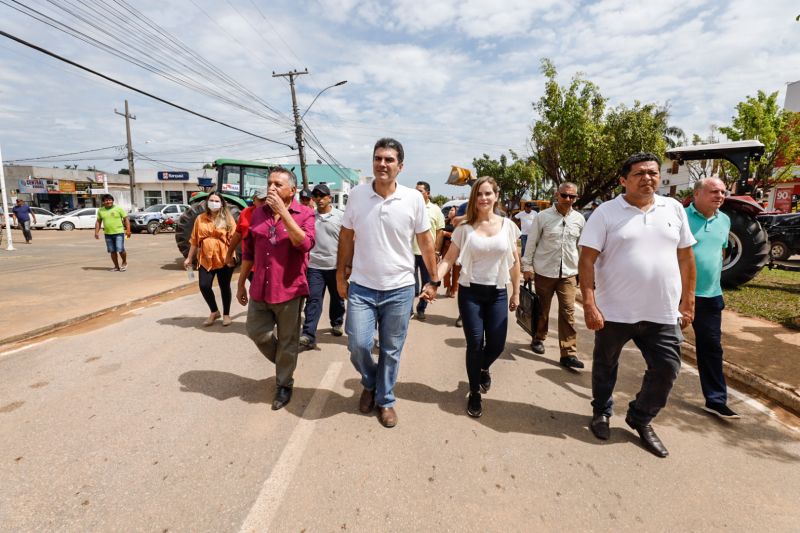 Governador assinatura de convênio de serviço da Escola do Distrito do Taboca
Assinatura de convênio da Reconstrução da Praça e da Quadra do Triângulo
Entrega de Pá Carregadeira e Caminhão Basculante FT Alex Ribeiro Ag Pará <div class='credito_fotos'>Foto: Alex Ribeiro / Ag. Pará   |   <a href='/midias/2022/originais/14761_14db10c5-897b-99d7-4bb2-e2794dc95681.jpg' download><i class='fa-solid fa-download'></i> Download</a></div>