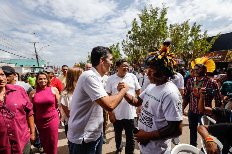 Governador assinatura de convênio de serviço da Escola do Distrito do Taboca
Assinatura de convênio da Reconstrução da Praça e da Quadra do Triângulo
Entrega de Pá Carregadeira e Caminhão Basculante FT Alex Ribeiro Ag Pará <div class='credito_fotos'>Foto: Alex Ribeiro / Ag. Pará   |   <a href='/midias/2022/originais/14761_3a01940c-65d7-9081-0753-795aa0bd6f3a.jpg' download><i class='fa-solid fa-download'></i> Download</a></div>