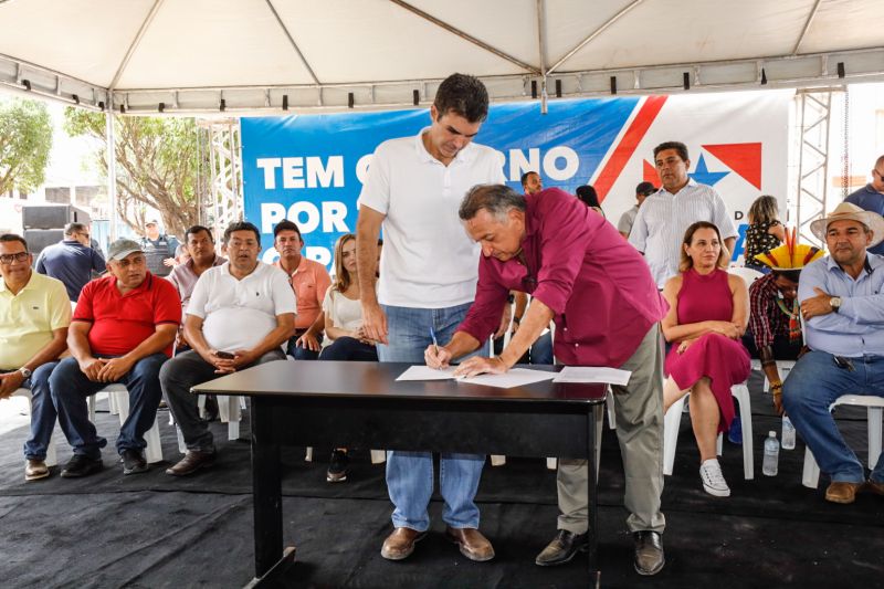 Governador assinatura de convênio de serviço da Escola do Distrito do Taboca
Assinatura de convênio da Reconstrução da Praça e da Quadra do Triângulo
Entrega de Pá Carregadeira e Caminhão Basculante FT Alex Ribeiro Ag Pará <div class='credito_fotos'>Foto: Alex Ribeiro / Ag. Pará   |   <a href='/midias/2022/originais/14761_3e0e577c-033c-009e-e930-4151cf84bcfa.jpg' download><i class='fa-solid fa-download'></i> Download</a></div>