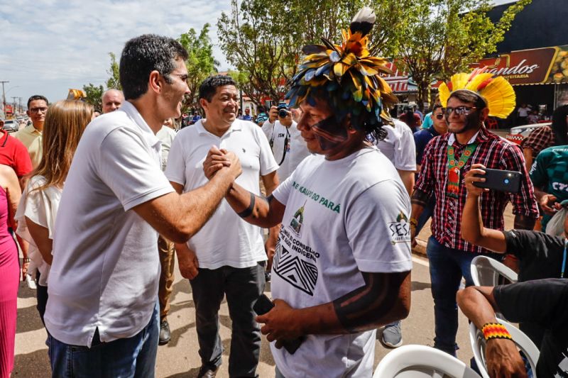 Governador assinatura de convênio de serviço da Escola do Distrito do Taboca
Assinatura de convênio da Reconstrução da Praça e da Quadra do Triângulo
Entrega de Pá Carregadeira e Caminhão Basculante FT Alex Ribeiro Ag Pará <div class='credito_fotos'>Foto: Alex Ribeiro / Ag. Pará   |   <a href='/midias/2022/originais/14761_802f911a-c6cb-2fc9-fd37-b86a0deec7ce.jpg' download><i class='fa-solid fa-download'></i> Download</a></div>