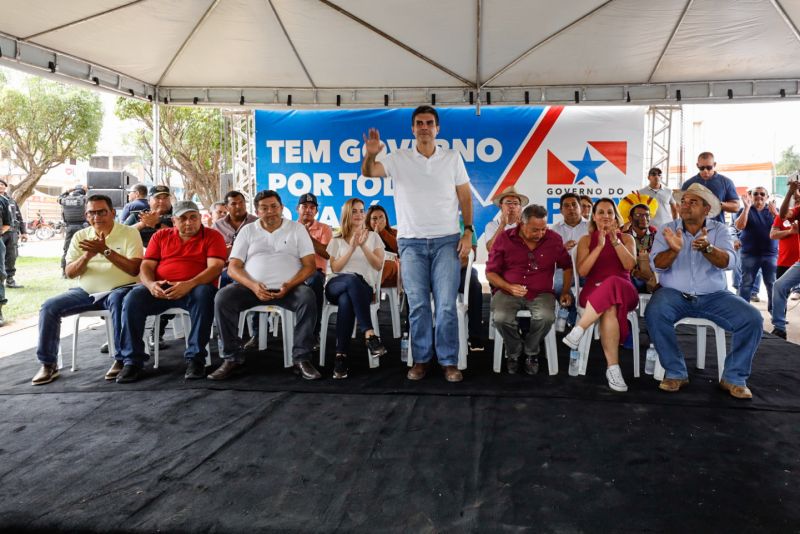 Governador assinatura de convênio de serviço da Escola do Distrito do Taboca
Assinatura de convênio da Reconstrução da Praça e da Quadra do Triângulo
Entrega de Pá Carregadeira e Caminhão Basculante FT Alex Ribeiro Ag Pará <div class='credito_fotos'>Foto: Alex Ribeiro / Ag. Pará   |   <a href='/midias/2022/originais/14761_be16f132-2194-f61b-05ec-25c9d88ba9fa.jpg' download><i class='fa-solid fa-download'></i> Download</a></div>