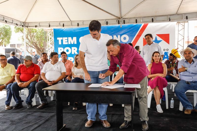 Governador assinatura de convênio de serviço da Escola do Distrito do Taboca
Assinatura de convênio da Reconstrução da Praça e da Quadra do Triângulo
Entrega de Pá Carregadeira e Caminhão Basculante FT Alex Ribeiro Ag Pará <div class='credito_fotos'>Foto: Alex Ribeiro / Ag. Pará   |   <a href='/midias/2022/originais/14761_bff22837-76cb-1b81-9d24-b69a6fb91c0c.jpg' download><i class='fa-solid fa-download'></i> Download</a></div>