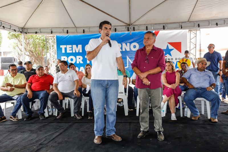 Governador assinatura de convênio de serviço da Escola do Distrito do Taboca
Assinatura de convênio da Reconstrução da Praça e da Quadra do Triângulo
Entrega de Pá Carregadeira e Caminhão Basculante FT Alex Ribeiro Ag Pará <div class='credito_fotos'>Foto: Alex Ribeiro / Ag. Pará   |   <a href='/midias/2022/originais/14761_ffdd6866-f13b-4447-2ecd-89fe539da46e.jpg' download><i class='fa-solid fa-download'></i> Download</a></div>