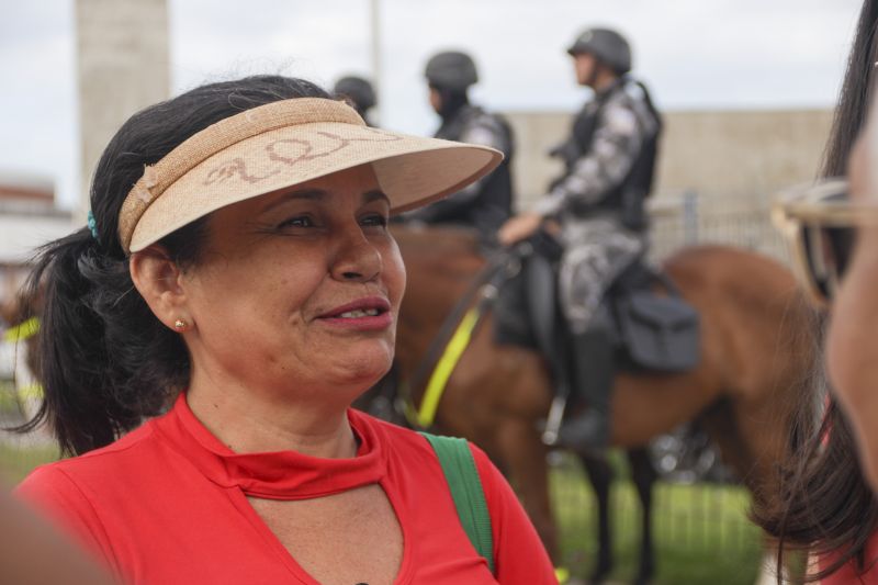 Cavalaria PM
Iolanda Barros - dona de casa - mora no bairro de Mangueira <div class='credito_fotos'>Foto: Pedro Guerreiro / Ag. Pará   |   <a href='/midias/2022/originais/14852_96768166-6641-b8ae-b025-ff3b39185bce.jpg' download><i class='fa-solid fa-download'></i> Download</a></div>