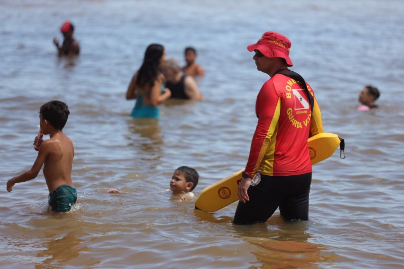 Operação verão no Distrito de Outeiro em Belém  <div class='credito_fotos'>Foto: Bruno Cecim / Ag.Pará   |   <a href='/midias/2022/originais/14891_6290cba9-e7b5-9f9c-e867-9f9c232af803.jpg' download><i class='fa-solid fa-download'></i> Download</a></div>