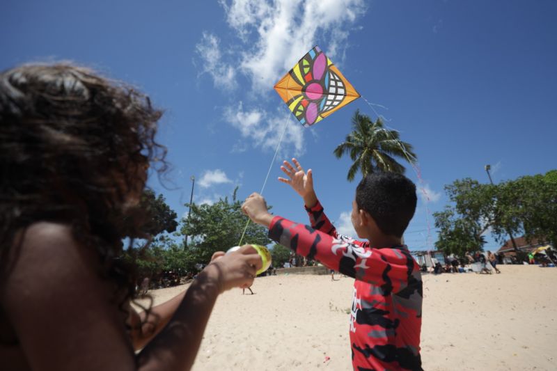 Operação verão combate ao uso de linhas enceradas nas praias do distrito de Mosqueiro em Belém. <div class='credito_fotos'>Foto: Pedro Guerreiro / Ag. Pará   |   <a href='/midias/2022/originais/14896_aa264429-9ed6-7782-8962-fec4f99924fb.jpg' download><i class='fa-solid fa-download'></i> Download</a></div>