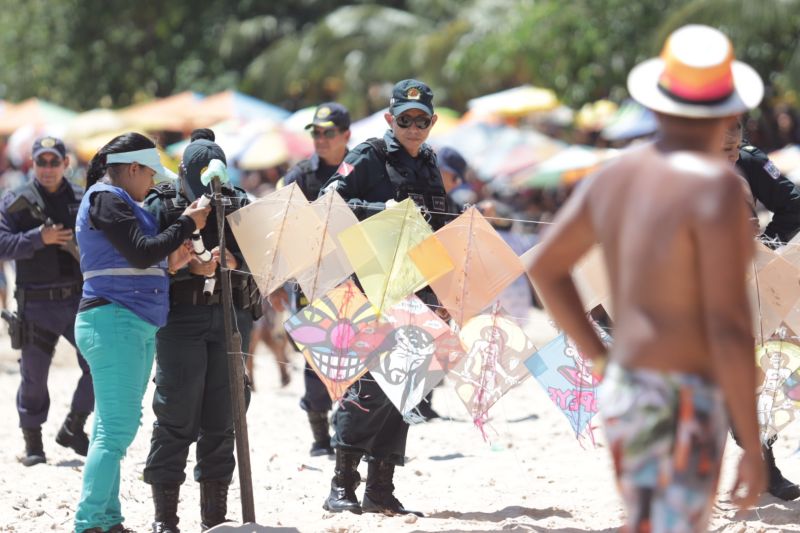 Operação verão combate ao uso de linhas enceradas nas praias do distrito de Mosqueiro em Belém. <div class='credito_fotos'>Foto: Pedro Guerreiro / Ag. Pará   |   <a href='/midias/2022/originais/14896_ccb880b4-1f30-1f3e-1188-bf657c358066.jpg' download><i class='fa-solid fa-download'></i> Download</a></div>