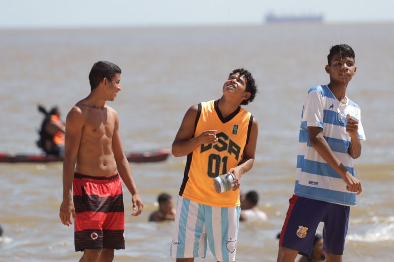 Operação verão combate ao uso de linhas enceradas nas praias do distrito de Mosqueiro em Belém. <div class='credito_fotos'>Foto: Pedro Guerreiro / Ag. Pará   |   <a href='/midias/2022/originais/14896_ecb4e684-3cc9-480c-1388-d338aa3d393f.jpg' download><i class='fa-solid fa-download'></i> Download</a></div>