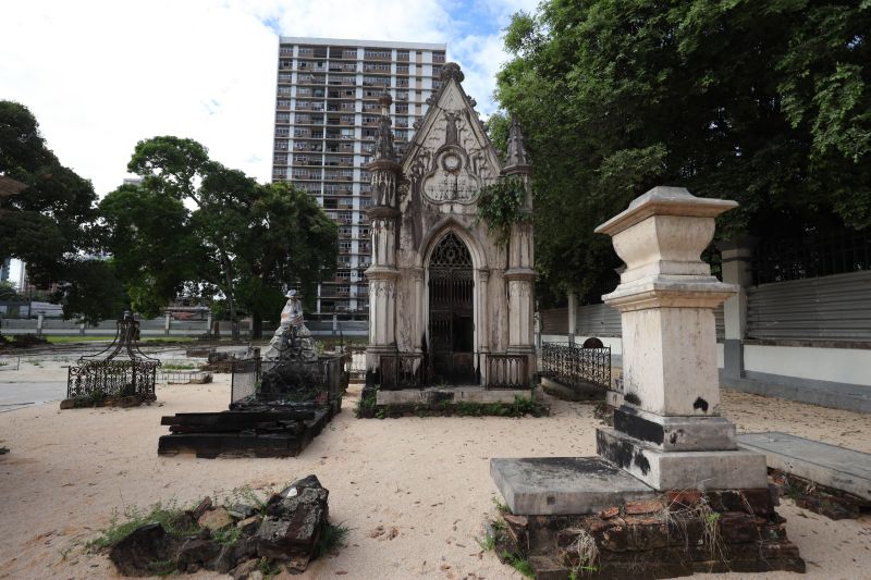 Obra de recuperação do Cemitério da Soledade, necrópole pública fundada em 1850, devido epidemia de febre amarela do século XIX, situado no bairro de Batista Campos na cidade paraense de Belém (estado brasileiro do Pará). <div class='credito_fotos'>Foto: David Alves / Ag.Pará   |   <a href='/midias/2022/originais/14905_96807469-40cb-01fc-9bfe-68a500ad9e86.jpg' download><i class='fa-solid fa-download'></i> Download</a></div>