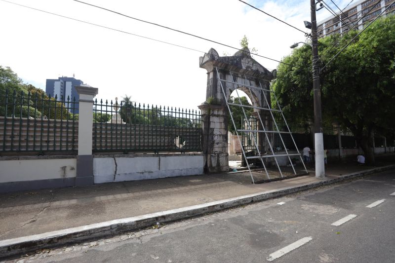 Obra de recuperação do Cemitério da Soledade, necrópole pública fundada em 1850, devido epidemia de febre amarela do século XIX, situado no bairro de Batista Campos na cidade paraense de Belém (estado brasileiro do Pará). <div class='credito_fotos'>Foto: David Alves / Ag.Pará   |   <a href='/midias/2022/originais/14905_de0a903b-e6d4-82df-f887-f115a92721a0.jpg' download><i class='fa-solid fa-download'></i> Download</a></div>