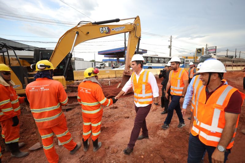 Governador Helder Barbalho visita as obras do Sistema BRT
O Bus Rapid Transit (BRT) é um modelo de transporte público de média capacidade. Constitui-se de veículos articulados ou biarticulados que trafegam em canaletas específicas e utilizam Estações e Estações de Parada adaptadas para o rápido acesso dos passageiros ao veículo. <div class='credito_fotos'>Foto: Bruno Cecim / Ag.Pará   |   <a href='/midias/2022/originais/14931_0adc7e98-6dfb-99a8-c435-269423d135dd.jpg' download><i class='fa-solid fa-download'></i> Download</a></div>