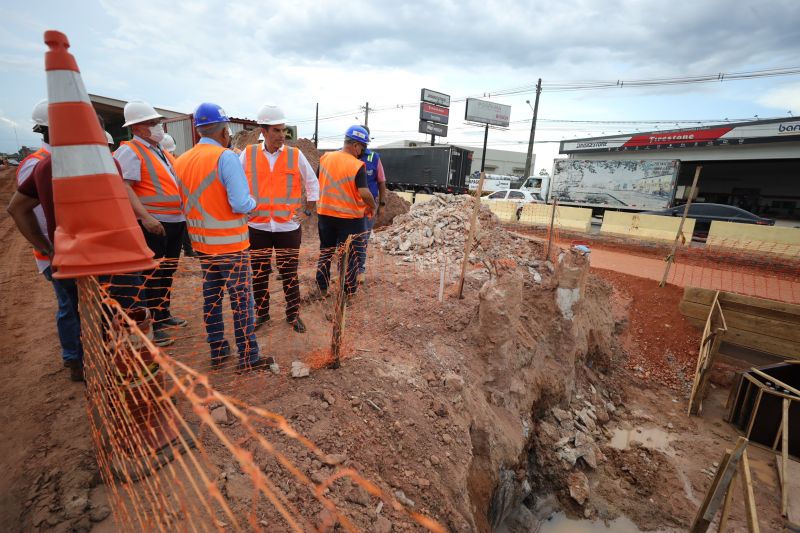 Governador Helder Barbalho visita as obras do Sistema BRT
O Bus Rapid Transit (BRT) é um modelo de transporte público de média capacidade. Constitui-se de veículos articulados ou biarticulados que trafegam em canaletas específicas e utilizam Estações e Estações de Parada adaptadas para o rápido acesso dos passageiros ao veículo. <div class='credito_fotos'>Foto: Bruno Cecim / Ag.Pará   |   <a href='/midias/2022/originais/14931_0d266f25-e676-b168-deab-19fa2c44d965.jpg' download><i class='fa-solid fa-download'></i> Download</a></div>