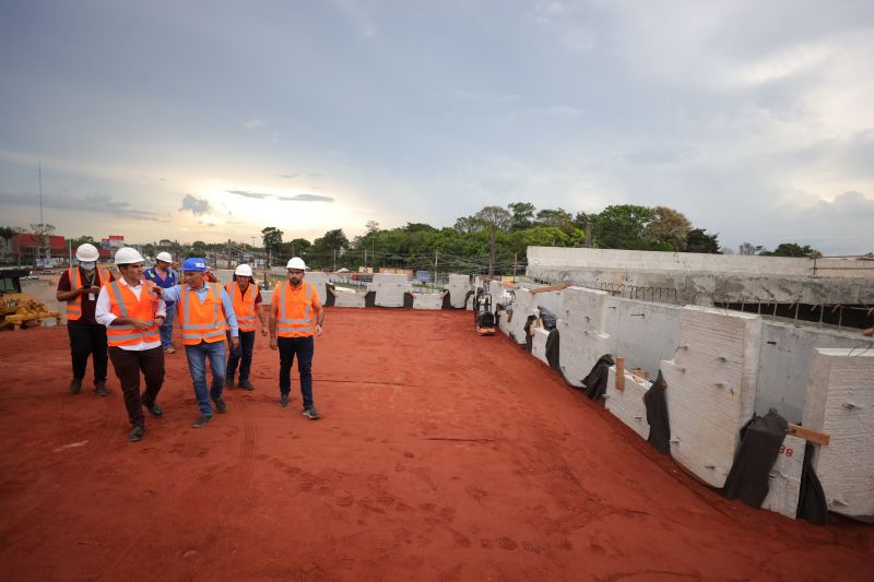 Governador Helder Barbalho visita as obras do Sistema BRT
O Bus Rapid Transit (BRT) é um modelo de transporte público de média capacidade. Constitui-se de veículos articulados ou biarticulados que trafegam em canaletas específicas e utilizam Estações e Estações de Parada adaptadas para o rápido acesso dos passageiros ao veículo. <div class='credito_fotos'>Foto: Bruno Cecim / Ag.Pará   |   <a href='/midias/2022/originais/14931_0e757735-06d7-c4ca-dd71-f340aefcf7ce.jpg' download><i class='fa-solid fa-download'></i> Download</a></div>