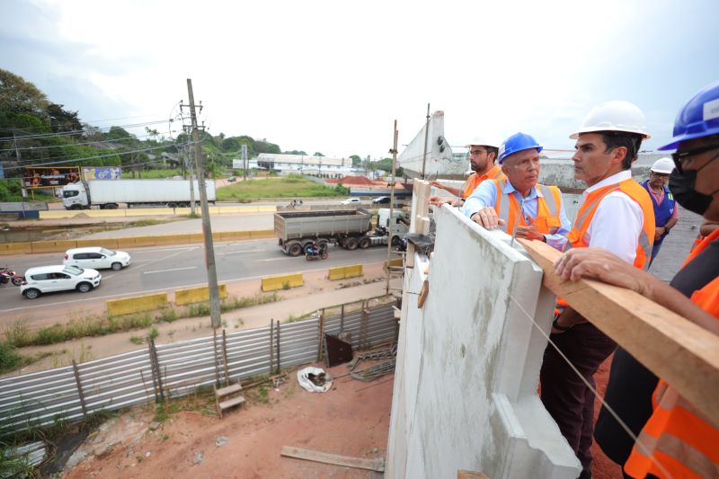 Governador Helder Barbalho visita as obras do Sistema BRT
O Bus Rapid Transit (BRT) é um modelo de transporte público de média capacidade. Constitui-se de veículos articulados ou biarticulados que trafegam em canaletas específicas e utilizam Estações e Estações de Parada adaptadas para o rápido acesso dos passageiros ao veículo. <div class='credito_fotos'>Foto: Bruno Cecim / Ag.Pará   |   <a href='/midias/2022/originais/14931_13226d7e-4789-f02a-e78e-e915a18a643d.jpg' download><i class='fa-solid fa-download'></i> Download</a></div>