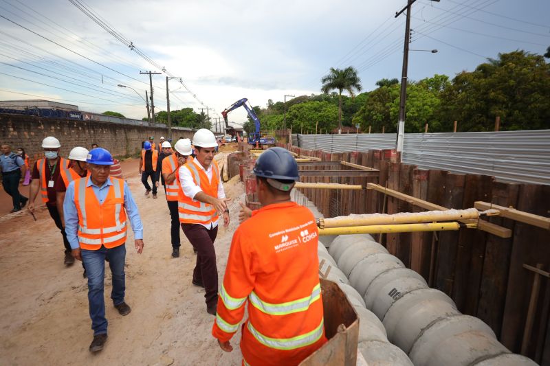 Governador Helder Barbalho visita as obras do Sistema BRT
O Bus Rapid Transit (BRT) é um modelo de transporte público de média capacidade. Constitui-se de veículos articulados ou biarticulados que trafegam em canaletas específicas e utilizam Estações e Estações de Parada adaptadas para o rápido acesso dos passageiros ao veículo. <div class='credito_fotos'>Foto: Bruno Cecim / Ag.Pará   |   <a href='/midias/2022/originais/14931_1bb8df97-857d-7086-1589-0d6b8c659ca1.jpg' download><i class='fa-solid fa-download'></i> Download</a></div>