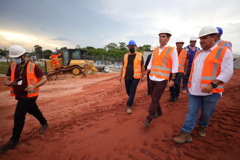 Governador Helder Barbalho visita as obras do Sistema BRT
O Bus Rapid Transit (BRT) é um modelo de transporte público de média capacidade. Constitui-se de veículos articulados ou biarticulados que trafegam em canaletas específicas e utilizam Estações e Estações de Parada adaptadas para o rápido acesso dos passageiros ao veículo. <div class='credito_fotos'>Foto: Bruno Cecim / Ag.Pará   |   <a href='/midias/2022/originais/14931_1d853b76-9eef-5075-5d51-256275144a45.jpg' download><i class='fa-solid fa-download'></i> Download</a></div>