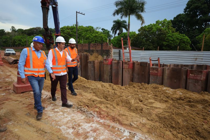 Governador Helder Barbalho visita as obras do Sistema BRT
O Bus Rapid Transit (BRT) é um modelo de transporte público de média capacidade. Constitui-se de veículos articulados ou biarticulados que trafegam em canaletas específicas e utilizam Estações e Estações de Parada adaptadas para o rápido acesso dos passageiros ao veículo. <div class='credito_fotos'>Foto: Bruno Cecim / Ag.Pará   |   <a href='/midias/2022/originais/14931_27b8ef73-759c-3269-c465-8a2b43988ff5.jpg' download><i class='fa-solid fa-download'></i> Download</a></div>