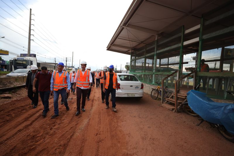 Governador Helder Barbalho visita as obras do Sistema BRT
O Bus Rapid Transit (BRT) é um modelo de transporte público de média capacidade. Constitui-se de veículos articulados ou biarticulados que trafegam em canaletas específicas e utilizam Estações e Estações de Parada adaptadas para o rápido acesso dos passageiros ao veículo. <div class='credito_fotos'>Foto: Bruno Cecim / Ag.Pará   |   <a href='/midias/2022/originais/14931_37a83392-1e45-091d-be98-28d11eea4681.jpg' download><i class='fa-solid fa-download'></i> Download</a></div>