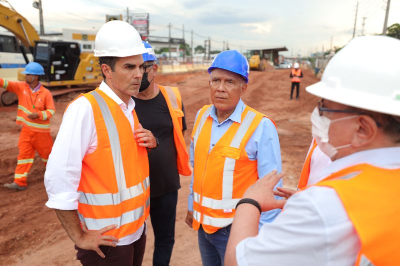 Governador Helder Barbalho visita as obras do Sistema BRT
O Bus Rapid Transit (BRT) é um modelo de transporte público de média capacidade. Constitui-se de veículos articulados ou biarticulados que trafegam em canaletas específicas e utilizam Estações e Estações de Parada adaptadas para o rápido acesso dos passageiros ao veículo. <div class='credito_fotos'>Foto: Bruno Cecim / Ag.Pará   |   <a href='/midias/2022/originais/14931_4086db71-e613-c5cb-c932-58c8c62ac29c.jpg' download><i class='fa-solid fa-download'></i> Download</a></div>