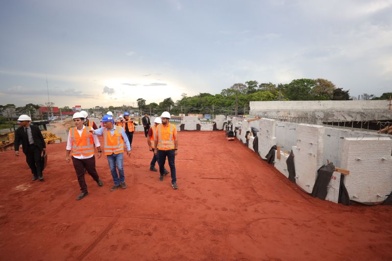 Governador Helder Barbalho visita as obras do Sistema BRT
O Bus Rapid Transit (BRT) é um modelo de transporte público de média capacidade. Constitui-se de veículos articulados ou biarticulados que trafegam em canaletas específicas e utilizam Estações e Estações de Parada adaptadas para o rápido acesso dos passageiros ao veículo. <div class='credito_fotos'>Foto: Bruno Cecim / Ag.Pará   |   <a href='/midias/2022/originais/14931_44f60b88-43b9-d888-757e-1cceed1c4b7c.jpg' download><i class='fa-solid fa-download'></i> Download</a></div>