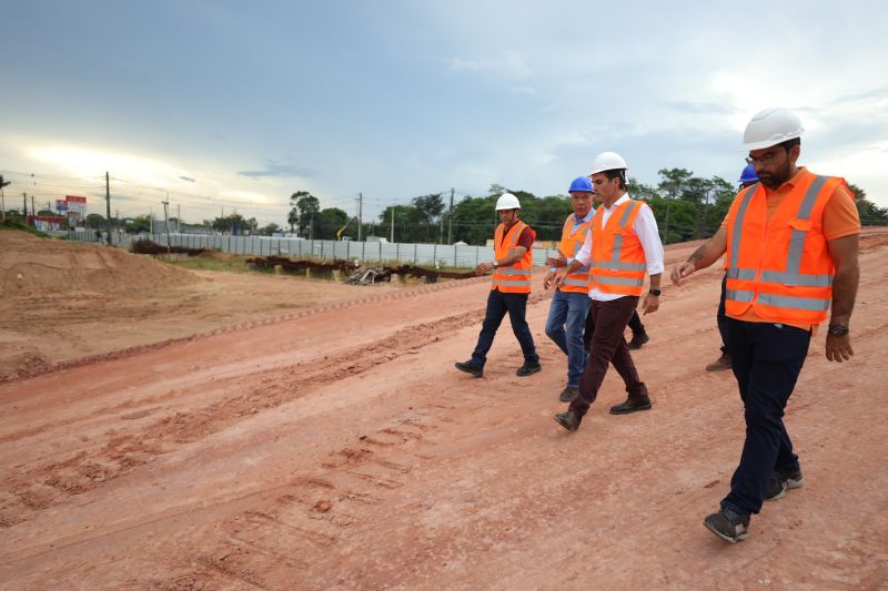 Governador Helder Barbalho visita as obras do Sistema BRT
O Bus Rapid Transit (BRT) é um modelo de transporte público de média capacidade. Constitui-se de veículos articulados ou biarticulados que trafegam em canaletas específicas e utilizam Estações e Estações de Parada adaptadas para o rápido acesso dos passageiros ao veículo. <div class='credito_fotos'>Foto: Bruno Cecim / Ag.Pará   |   <a href='/midias/2022/originais/14931_609b2fcd-2871-446c-8405-5b9a7514120b.jpg' download><i class='fa-solid fa-download'></i> Download</a></div>