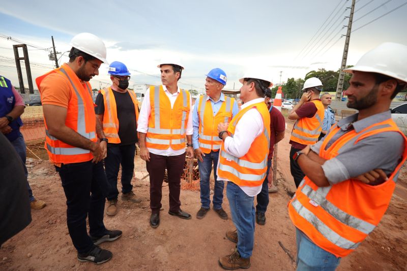 Governador Helder Barbalho visita as obras do Sistema BRT
O Bus Rapid Transit (BRT) é um modelo de transporte público de média capacidade. Constitui-se de veículos articulados ou biarticulados que trafegam em canaletas específicas e utilizam Estações e Estações de Parada adaptadas para o rápido acesso dos passageiros ao veículo. <div class='credito_fotos'>Foto: Bruno Cecim / Ag.Pará   |   <a href='/midias/2022/originais/14931_62136c70-1e8a-2ecb-6de7-7afaf3364ad4.jpg' download><i class='fa-solid fa-download'></i> Download</a></div>