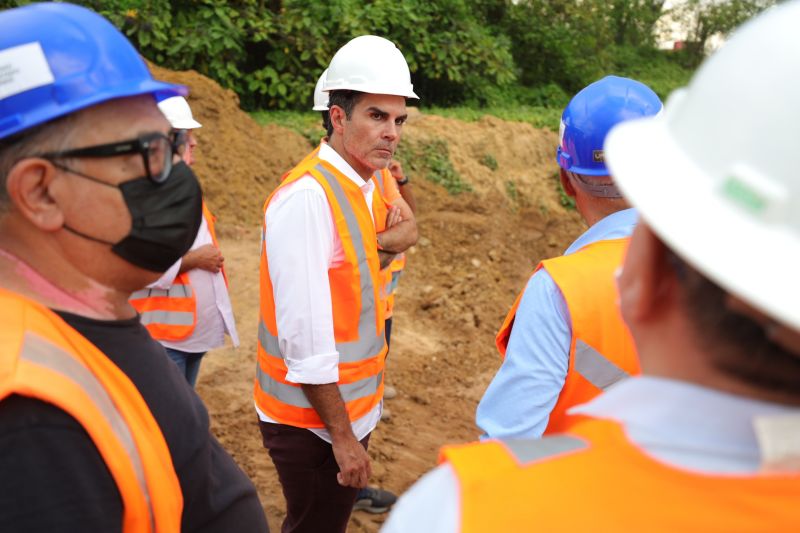 Governador Helder Barbalho visita as obras do Sistema BRT
O Bus Rapid Transit (BRT) é um modelo de transporte público de média capacidade. Constitui-se de veículos articulados ou biarticulados que trafegam em canaletas específicas e utilizam Estações e Estações de Parada adaptadas para o rápido acesso dos passageiros ao veículo. <div class='credito_fotos'>Foto: Bruno Cecim / Ag.Pará   |   <a href='/midias/2022/originais/14931_639e876c-d805-0237-8e84-29436b636d84.jpg' download><i class='fa-solid fa-download'></i> Download</a></div>