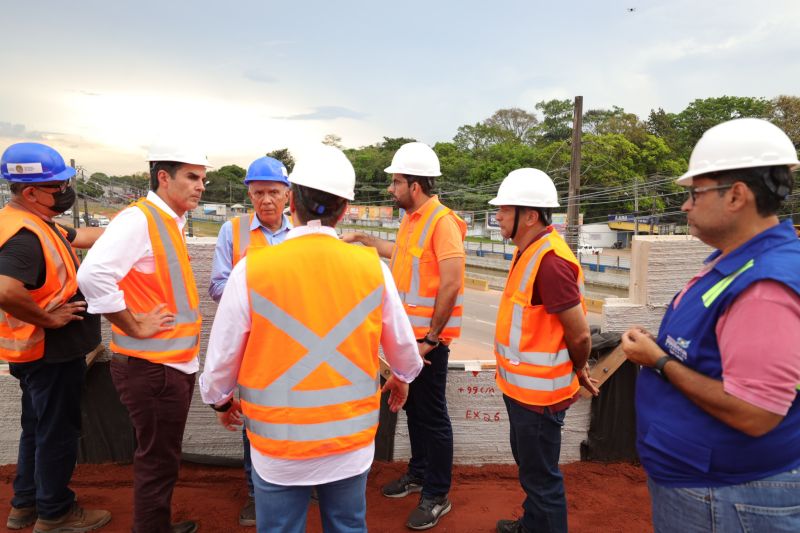 Governador Helder Barbalho visita as obras do Sistema BRT
O Bus Rapid Transit (BRT) é um modelo de transporte público de média capacidade. Constitui-se de veículos articulados ou biarticulados que trafegam em canaletas específicas e utilizam Estações e Estações de Parada adaptadas para o rápido acesso dos passageiros ao veículo. <div class='credito_fotos'>Foto: Bruno Cecim / Ag.Pará   |   <a href='/midias/2022/originais/14931_68b4b949-9e39-f871-7b99-24b07bd1d5c5.jpg' download><i class='fa-solid fa-download'></i> Download</a></div>