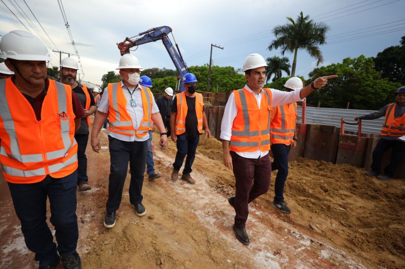 Governador Helder Barbalho visita as obras do Sistema BRT
O Bus Rapid Transit (BRT) é um modelo de transporte público de média capacidade. Constitui-se de veículos articulados ou biarticulados que trafegam em canaletas específicas e utilizam Estações e Estações de Parada adaptadas para o rápido acesso dos passageiros ao veículo. <div class='credito_fotos'>Foto: Bruno Cecim / Ag.Pará   |   <a href='/midias/2022/originais/14931_93fdfe1f-cd2a-de84-fd4e-293a108f37d3.jpg' download><i class='fa-solid fa-download'></i> Download</a></div>