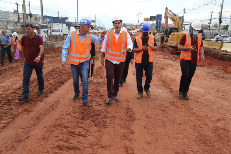 Governador Helder Barbalho visita as obras do Sistema BRT
O Bus Rapid Transit (BRT) é um modelo de transporte público de média capacidade. Constitui-se de veículos articulados ou biarticulados que trafegam em canaletas específicas e utilizam Estações e Estações de Parada adaptadas para o rápido acesso dos passageiros ao veículo. <div class='credito_fotos'>Foto: Bruno Cecim / Ag.Pará   |   <a href='/midias/2022/originais/14931_95202bbf-01bd-bec1-98f4-d25179493271.jpg' download><i class='fa-solid fa-download'></i> Download</a></div>