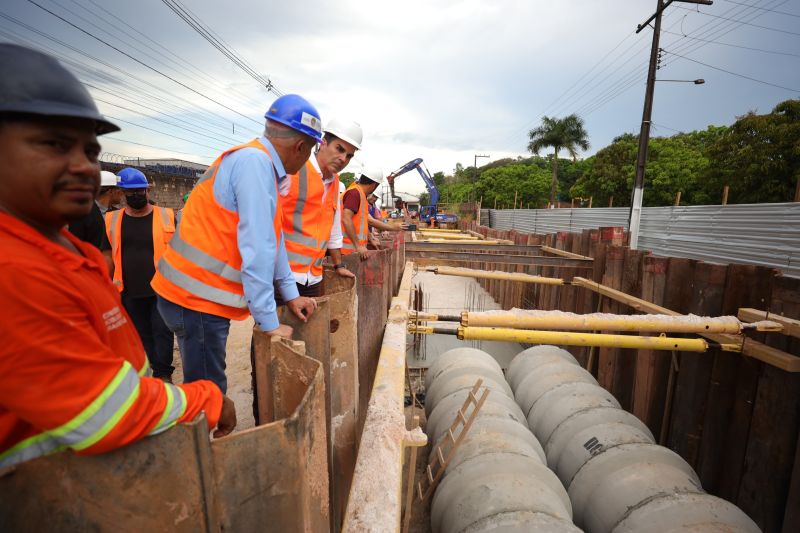 Governador Helder Barbalho visita as obras do Sistema BRT
O Bus Rapid Transit (BRT) é um modelo de transporte público de média capacidade. Constitui-se de veículos articulados ou biarticulados que trafegam em canaletas específicas e utilizam Estações e Estações de Parada adaptadas para o rápido acesso dos passageiros ao veículo. <div class='credito_fotos'>Foto: Bruno Cecim / Ag.Pará   |   <a href='/midias/2022/originais/14931_969cae0e-cf3b-8cf2-44c3-f79b22344c4c.jpg' download><i class='fa-solid fa-download'></i> Download</a></div>