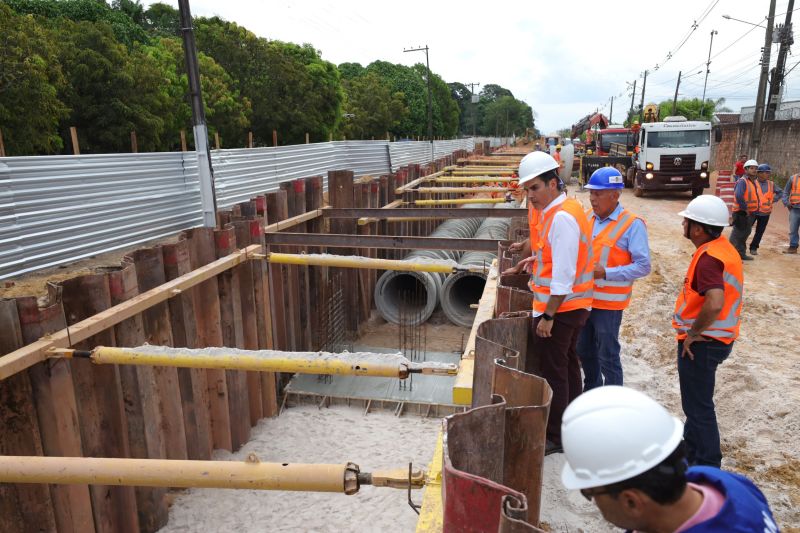 Governador Helder Barbalho visita as obras do Sistema BRT
O Bus Rapid Transit (BRT) é um modelo de transporte público de média capacidade. Constitui-se de veículos articulados ou biarticulados que trafegam em canaletas específicas e utilizam Estações e Estações de Parada adaptadas para o rápido acesso dos passageiros ao veículo. <div class='credito_fotos'>Foto: Bruno Cecim / Ag.Pará   |   <a href='/midias/2022/originais/14931_a30e0b84-2b21-de28-40df-e6461e2ccf26.jpg' download><i class='fa-solid fa-download'></i> Download</a></div>