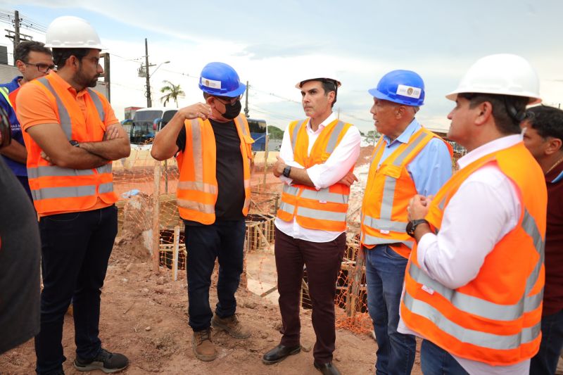 Governador Helder Barbalho visita as obras do Sistema BRT
O Bus Rapid Transit (BRT) é um modelo de transporte público de média capacidade. Constitui-se de veículos articulados ou biarticulados que trafegam em canaletas específicas e utilizam Estações e Estações de Parada adaptadas para o rápido acesso dos passageiros ao veículo. <div class='credito_fotos'>Foto: Bruno Cecim / Ag.Pará   |   <a href='/midias/2022/originais/14931_a45614d1-c7ea-b343-51de-9a4bd933ce67.jpg' download><i class='fa-solid fa-download'></i> Download</a></div>