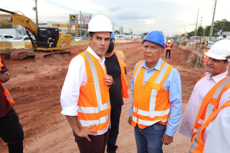 Governador Helder Barbalho visita as obras do Sistema BRT
O Bus Rapid Transit (BRT) é um modelo de transporte público de média capacidade. Constitui-se de veículos articulados ou biarticulados que trafegam em canaletas específicas e utilizam Estações e Estações de Parada adaptadas para o rápido acesso dos passageiros ao veículo. <div class='credito_fotos'>Foto: Bruno Cecim / Ag.Pará   |   <a href='/midias/2022/originais/14931_accb5035-9b8f-51f5-07c7-58ed89efa01d.jpg' download><i class='fa-solid fa-download'></i> Download</a></div>