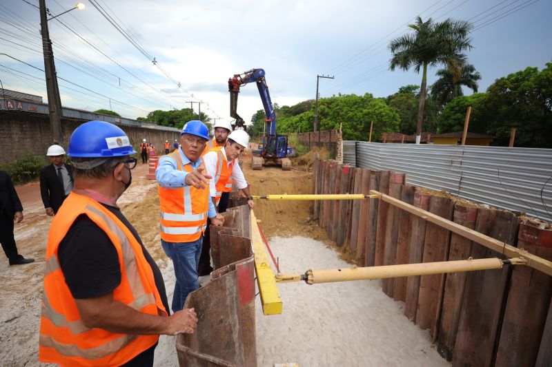 Governador Helder Barbalho visita as obras do Sistema BRT
O Bus Rapid Transit (BRT) é um modelo de transporte público de média capacidade. Constitui-se de veículos articulados ou biarticulados que trafegam em canaletas específicas e utilizam Estações e Estações de Parada adaptadas para o rápido acesso dos passageiros ao veículo. <div class='credito_fotos'>Foto: Bruno Cecim / Ag.Pará   |   <a href='/midias/2022/originais/14931_ad0f6082-1f68-085f-314d-6a2d01f83bae.jpg' download><i class='fa-solid fa-download'></i> Download</a></div>