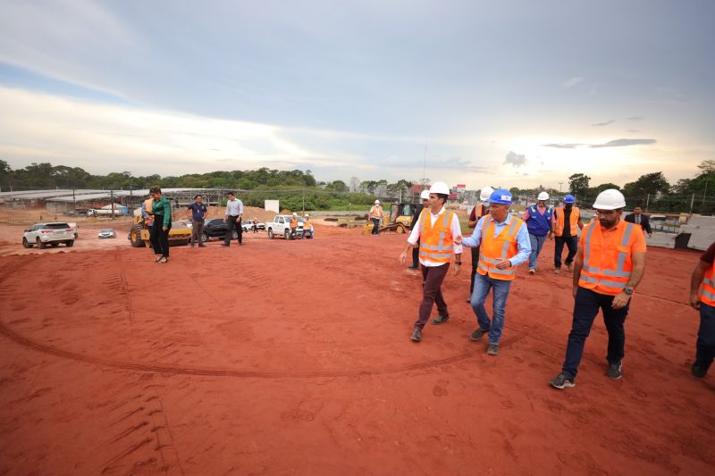 Governador Helder Barbalho visita as obras do Sistema BRT
O Bus Rapid Transit (BRT) é um modelo de transporte público de média capacidade. Constitui-se de veículos articulados ou biarticulados que trafegam em canaletas específicas e utilizam Estações e Estações de Parada adaptadas para o rápido acesso dos passageiros ao veículo. <div class='credito_fotos'>Foto: Bruno Cecim / Ag.Pará   |   <a href='/midias/2022/originais/14931_ad538456-dcb2-4498-65f8-06beda82aaaa.jpg' download><i class='fa-solid fa-download'></i> Download</a></div>