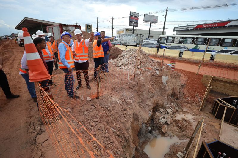 Governador Helder Barbalho visita as obras do Sistema BRT
O Bus Rapid Transit (BRT) é um modelo de transporte público de média capacidade. Constitui-se de veículos articulados ou biarticulados que trafegam em canaletas específicas e utilizam Estações e Estações de Parada adaptadas para o rápido acesso dos passageiros ao veículo. <div class='credito_fotos'>Foto: Bruno Cecim / Ag.Pará   |   <a href='/midias/2022/originais/14931_ae9ae39d-3218-eda9-1f05-337ddbf1fbb0.jpg' download><i class='fa-solid fa-download'></i> Download</a></div>