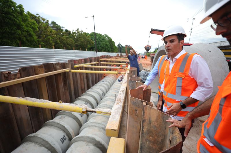 Governador Helder Barbalho visita as obras do Sistema BRT
O Bus Rapid Transit (BRT) é um modelo de transporte público de média capacidade. Constitui-se de veículos articulados ou biarticulados que trafegam em canaletas específicas e utilizam Estações e Estações de Parada adaptadas para o rápido acesso dos passageiros ao veículo. <div class='credito_fotos'>Foto: Bruno Cecim / Ag.Pará   |   <a href='/midias/2022/originais/14931_b0e1de3c-4ab9-f68a-aa32-c5a8cb094d21.jpg' download><i class='fa-solid fa-download'></i> Download</a></div>