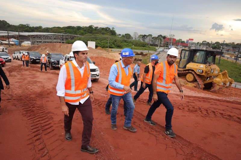 Governador Helder Barbalho visita as obras do Sistema BRT
O Bus Rapid Transit (BRT) é um modelo de transporte público de média capacidade. Constitui-se de veículos articulados ou biarticulados que trafegam em canaletas específicas e utilizam Estações e Estações de Parada adaptadas para o rápido acesso dos passageiros ao veículo. <div class='credito_fotos'>Foto: Bruno Cecim / Ag.Pará   |   <a href='/midias/2022/originais/14931_b9a9452d-1cd8-1749-15a5-8b6eb9dfd9c0.jpg' download><i class='fa-solid fa-download'></i> Download</a></div>