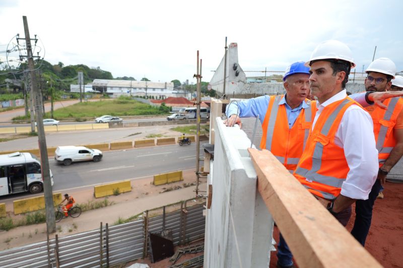 Governador Helder Barbalho visita as obras do Sistema BRT
O Bus Rapid Transit (BRT) é um modelo de transporte público de média capacidade. Constitui-se de veículos articulados ou biarticulados que trafegam em canaletas específicas e utilizam Estações e Estações de Parada adaptadas para o rápido acesso dos passageiros ao veículo. <div class='credito_fotos'>Foto: Bruno Cecim / Ag.Pará   |   <a href='/midias/2022/originais/14931_ba9a1965-8824-9a85-3879-f9ed7d90dc35.jpg' download><i class='fa-solid fa-download'></i> Download</a></div>